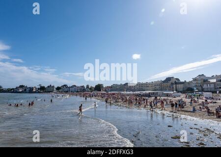 Die Menschen sonnen sich am Strand von Le Pouliguen, La Baule, Frankreich am 20. August 2020 während der Pandemie covid-19. Foto von David Boyer/ABACAPRESS.COM Stockfoto