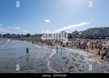Die Menschen sonnen sich am Strand von Le Pouliguen, La Baule, Frankreich am 20. August 2020 während der Pandemie covid-19. Foto von David Boyer/ABACAPRESS.COM Stockfoto