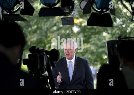 Mark Meadows, Stabschef des Weißen Hauses, spricht während eines Fernsehinterviews vor dem Weißen Haus in Washington, D.C., USA, am Freitag, den 28. August 2020. Meadows erklärte, dass das Weiße Haus der Sprecherin des Repräsentantenhauses Nancy Pelosi ein Konjunkturpaket im Wert von 1.3 Billionen Dollar angeboten habe, das Präsident Donald Trump heute unterzeichnen würde, und erklärte, dass die Gespräche aufgrund ihrer Kompromisszurückhaltung weiterhin ins Stocken geraten. Foto von Stefani Reynolds/Pool/ABACAPRESS.COM Stockfoto