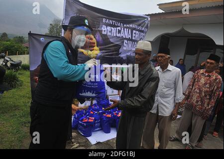 Bewohner, die vom Sinabung-Vulkanausbruch gesehen betroffen waren, erhielten die Hilfe von Freiwilligen der Al Kahfi Foundation als gemeinnützige Hilfsaktion für Bewohner der Dörfer Kuta Tengah, Berastepu und Gamber (Tiga Serangkai) in der Al-Jihad Moschee in Karo, Nord-Sumatra, Indonesien am 30. August 2020. In mehreren Nachrichten über den Ausbruch des Sinabung Vulkans, menschlich einige Freiwillige von Al-Kahfi kamen, um die Psychologie der Bewohner behandelt, vor allem für Kinder, die an der Schwelle einer geologischen Katastrophe Gefahrenzone leben. Foto von Aditya Sutanta/ABACAPRESS.COM Stockfoto