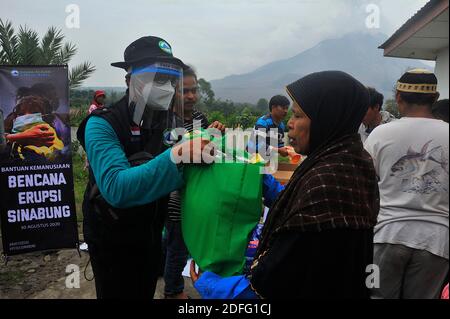 Bewohner, die vom Sinabung-Vulkanausbruch gesehen betroffen waren, erhielten die Hilfe von Freiwilligen der Al Kahfi Foundation als gemeinnützige Hilfsaktion für Bewohner der Dörfer Kuta Tengah, Berastepu und Gamber (Tiga Serangkai) in der Al-Jihad Moschee in Karo, Nord-Sumatra, Indonesien am 30. August 2020. In mehreren Nachrichten über den Ausbruch des Sinabung Vulkans, menschlich einige Freiwillige von Al-Kahfi kamen, um die Psychologie der Bewohner behandelt, vor allem für Kinder, die an der Schwelle einer geologischen Katastrophe Gefahrenzone leben. Foto von Aditya Sutanta/ABACAPRESS.COM Stockfoto