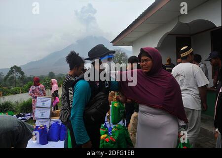 Ein Bewohner, der von dem Sinabung-Vulkanausbruch betroffen war und während dessen weinen sah, erhielt die Hilfe von Freiwilligen der Al Kahfi Foundation als gemeinnützige Hilfsaktion für Bewohner der Dörfer Kuta Tengah, Berastepu und Gamber (Tiga Serangkai) in der Al-Jihad Moschee in Karo, Nord-Sumatra, Indonesien am 30. August. 2020. In mehreren Nachrichten über den Ausbruch des Sinabung Vulkans, menschlich einige Freiwillige von Al-Kahfi kamen, um die Psychologie der Bewohner behandelt, vor allem für Kinder, die an der Schwelle einer geologischen Katastrophe Gefahrenzone leben. Foto von Aditya Sutanta/ABACAPRESS.COM Stockfoto