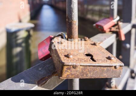 Verrostete Liebesschleuse an einer Brücke befestigt Stockfoto