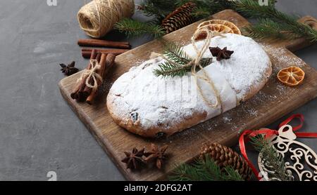 Weihnachten leckerer Stollen mit trockenen Früchten, Beeren und Nüssen auf Holzbrett. Traditionelle deutsche Leckereien. Leerzeichen für Text Stockfoto