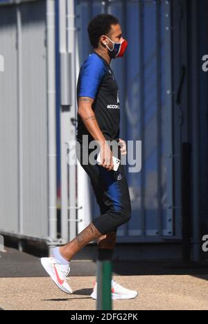 Datei-Foto vom 25. Juni 2020 von Paris Neymar von Saint-Germain bei der Ankunft auf dem Trainingsgelände des Teams Camp des Loges in Saint-Germain-en-Laye, westlich von Paris. Der Sportartikelhersteller Nike hat sich von Neymar getrennt und einen der profiliertsten Sponsorenverträge des Unternehmens eineinhalb Jahrzehnte beendet, nachdem er den Starstürmer als 13-jähriges Wunderkind unterzeichnet hat. Die brasilianische Zeitung Folha de Sao Paulo sagte, Neymars letzter Deal mit Nike sei ein 11-Jahres-Vertrag, der 2022 auslaufen soll, im Wert von insgesamt 100 Millionen Euro. Foto von Christian Liewig/ABACAPRESS.COM Stockfoto