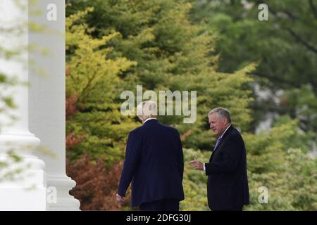 US-Präsident Donald Trump, links, wird vom Stabschef des Weißen Hauses, Mark Meadows, begleitet, als er am Dienstag, den 1. September 2020, das Weiße Haus in Washington, DC, USA verlässt, um sich mit Strafverfolgungsbehörden in Kenosha, Wisp, zu treffen. Foto von Rod Lampey/Pool via CNP/ABACAPRESS.COM Stockfoto