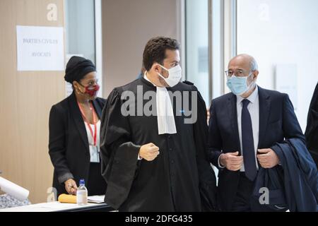 Der Anwalt der Kläger Patrick Klugman und der Vorsitzende des Vertretungsrates der französischen jüdischen Institutionen (CRIF) Francis Kalifat kommen am 2. September 2020 in das Pariser Gerichtsgebäude zur Eröffnungsanhörung des Prozesses gegen 14 mutmaßliche Komplizen bei den Morden von Charlie Hebdo Dschihadisten. Foto von Eliot Blondt/ABACAPRESS.COM Stockfoto