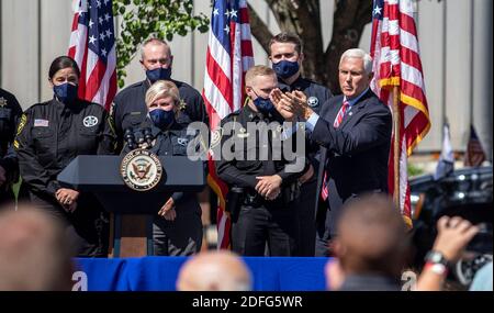 KEIN FILM, KEIN VIDEO, KEIN Fernsehen, KEINE DOKUMENTATION - Vizepräsident Mike Pence applaudiert Polizisten, nachdem er vor einer Menge von Strafverfolgungsbeamten in Raleigh, NC, USA, gesprochen hatte, wo er am Donnerstag, 3. September 2020, die Unterstützung der Southern States Police Benevolent Association erhielt. Foto von Travis Long/The Raleigh News & Observer/TNS/ABACAPRESS.COM Stockfoto