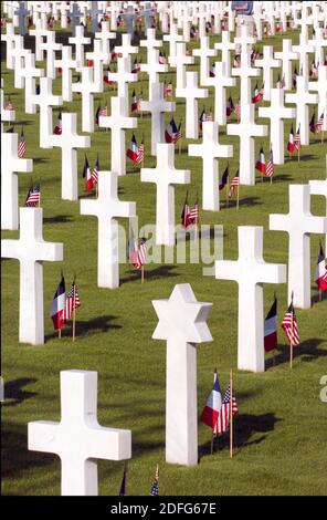 Foto vom 6. Juni 2004 von EINEM Blick auf den amerikanischen Friedhof in Colleville-sur-Mer, Nordwest-Frankreich, wo Zeremonien zum 60. Jahrestag der Landung des D-Day in der Normandie stattfinden. Präsident Trump weigerte sich, einen Friedhof im Ersten Weltkrieg in Frankreich zu besuchen, weil er sagte, tote US-Soldaten seien "Verlierer" und "Verlierer". Die Anschuldigungen, die zuerst im Atlantik berichtet wurden, enthalten mehrere Fälle von Mr. Trump, der herabsetzende Bemerkungen über Mitglieder des US-Militärs macht, die gefangen genommen oder getötet wurden, und behaupten, dass der Präsident sich geweigert hat, an einem Gottesdienst im Aisne-Marne American CE teilzunehmen Stockfoto