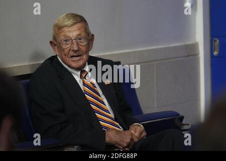 Der legendäre College-Fußballtrainer Lou Holtz nimmt an der Besprechung Teil. US-Präsident Donald Trump hält am 4. September 2020 im Weißen Haus in Washington, DC, USA, eine Pressekonferenz. Foto von Chris Kleponis/Pool/ABACAPRESS.COM Stockfoto