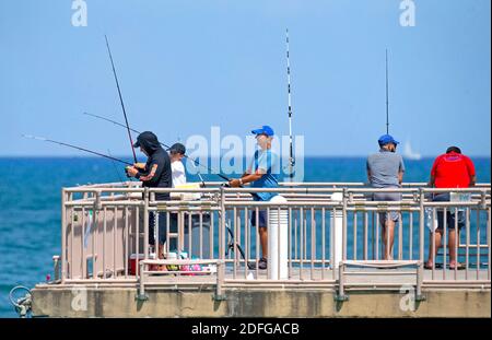 KEIN FILM, KEIN VIDEO, KEIN Fernsehen, KEIN DOKUMENTARFILM - Menschen fischen am Newport Fishing Pier in Sunny Isles Beach, während die Coronavirus-Pandemie am Sonntag, 6. September 2020 in Florida, USA, weiter geht; Foto von David Santiago/Miami Herald/TNS/ABACAPRESS.COM Stockfoto