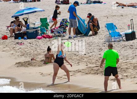 KEIN FILM, KEIN VIDEO, KEIN Fernsehen, KEIN DOKUMENTARFILM - Strandgänger verbringen einen sonnigen und heißen Tag am Sunny Isles Beach, während die Coronavirus-Pandemie am Sonntag, 6. September 2020 in Florida, USA, weiter geht; Foto von David Santiago/Miami Herald/TNS/ABACAPRESS.COM Stockfoto