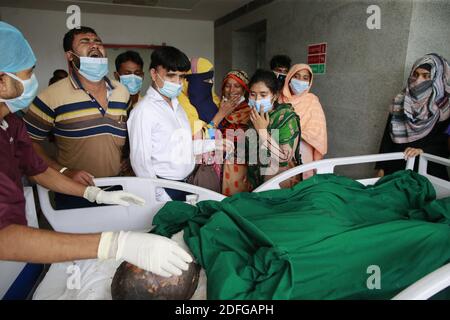 Verwandte trauern vor dem Körper von imon Hossain Imran (30) im Sheikh Hasina National Institute of Burn and Plastic Surgery in Dhaka, Bangladesch, 7. September 2020. Die Zahl der Todesopfer bei der Explosion, die durch Gas aus einer Pipeline in der Moschee von Narayanganj Baitus Salat Jame Masjid verursacht wurde, stieg am Montag auf 27, während die restlichen 10 Verwundeten noch kritisch waren. Die Explosion ereignete sich am Freitagabend, als Menschen Isha Gebete in der Moschee unter Fatulla Polizeistation anboten. Foto von Kanti das Suvra/ABACAPRESS.COM Stockfoto