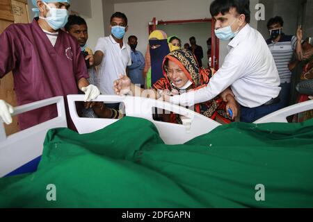 Verwandte trauern vor dem Körper von imon Hossain Imran (30) im Sheikh Hasina National Institute of Burn and Plastic Surgery in Dhaka, Bangladesch, 7. September 2020. Die Zahl der Todesopfer bei der Explosion, die durch Gas aus einer Pipeline in der Moschee von Narayanganj Baitus Salat Jame Masjid verursacht wurde, stieg am Montag auf 27, während die restlichen 10 Verwundeten noch kritisch waren. Die Explosion ereignete sich am Freitagabend, als Menschen Isha Gebete in der Moschee unter Fatulla Polizeistation anboten. Foto von Kanti das Suvra/ABACAPRESS.COM Stockfoto