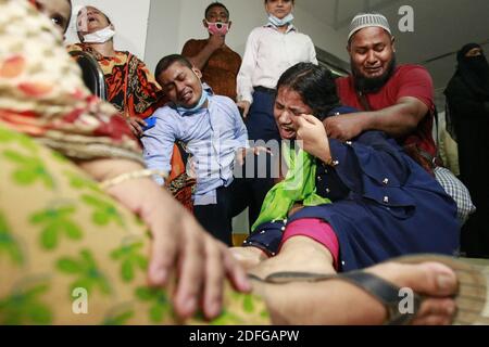 Verwandte trauern um imon Hossain Imran (30), als sie am 7. September 2020 in Dhaka, Bangladesch, die Leiche am Sheikh Hasina National Institute of Burn and Plastic Surgery empfangen. Die Zahl der Todesopfer bei der Explosion, die durch Gas aus einer Pipeline in der Moschee von Narayanganj Baitus Salat Jame Masjid verursacht wurde, stieg am Montag auf 27, während die restlichen 10 Verwundeten noch kritisch waren. Die Explosion ereignete sich am Freitagabend, als Menschen Isha Gebete in der Moschee unter Fatulla Polizeistation anboten. Foto von Kanti das Suvra/ABACAPRESS.COM Stockfoto