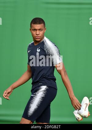 Datei Foto vom 14. Juli 2018 von Kylian Mbappe von Frankreich während einer Frankreich-Trainingseinheit während der FIFA-Weltmeisterschaft 2018 im Luzhniki-Stadion in Moskau, Russland. Der französische Fußballstar Kylian Mbappe hat im internationalen Dienst für Covid-19 einen positiven Test gemacht, teilte der französische Fußballverband (FFF) am Montag mit. Der 21-Jährige ist der siebte Spieler von Paris Saint-Germain, der in den letzten Wochen positiv auf Coronavirus getestet hat. Neymar war Berichten zufolge unter sechs anderen, um positive Tests letzte Woche. Foto von Lionel Hahn/ABACAPRESS.COM Stockfoto