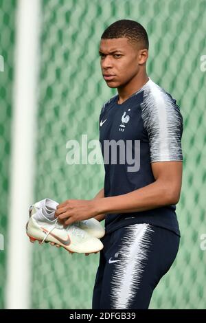 Datei Foto vom 14. Juli 2018 von Kylian Mbappe von Frankreich während einer Frankreich-Trainingseinheit während der FIFA-Weltmeisterschaft 2018 im Luzhniki-Stadion in Moskau, Russland. Der französische Fußballstar Kylian Mbappe hat im internationalen Dienst für Covid-19 einen positiven Test gemacht, teilte der französische Fußballverband (FFF) am Montag mit. Der 21-Jährige ist der siebte Spieler von Paris Saint-Germain, der in den letzten Wochen positiv auf Coronavirus getestet hat. Neymar war Berichten zufolge unter sechs anderen, um positive Tests letzte Woche. Foto von Lionel Hahn/ABACAPRESS.COM Stockfoto