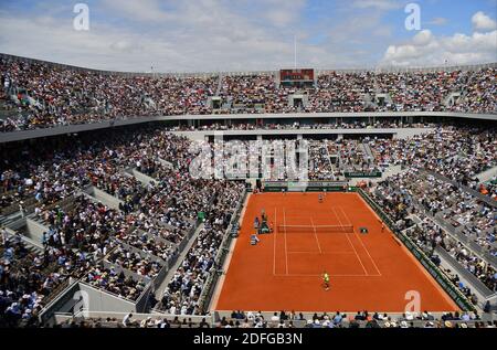 Datei Foto vom 09. Juni 2019 von den 2019 French Open, während der Männer-Finale, bei Roland Garros in Paris, Frankreich. Die French Open haben ihre Sicherheitspläne vor dem Turnier 2020 enthüllt, was bestätigt, dass rund 12,000 Fans jeden Tag zugelassen werden. Die neu geplante Veranstaltung, die am 27. September beginnt, wird in drei verschiedene Zonen unterteilt, jeweils mit einem Showcourt. 5000 Fans werden in und um Philippe Chatrier und Suzanne Lenglen Courts erlaubt sein, während 1500 in der Lage sein werden, einen dritten Bereich zu besuchen. Foto von Christian Liewig/ABACAPRESS.COM Stockfoto