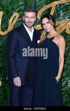 Datei Foto vom 10. Dezember 2018 von David Beckham und Victoria Beckham bei den Fashion Awards 2018 in Partnerschaft mit Swarovski in der Royal Albert Hall in London, Großbritannien. Es kursieren Berichte, dass Victoria und David Beckham Covid-19 zu Beginn dieses Jahres nach einer Party in Los Angeles in Vertrag genommen haben. Laut der Zeitung Sun haben das Paar und eine Reihe von Verwandten, Freunden und Angestellten den Virus entdeckt und beschlossen, ihn geheim zu halten. Die Familie soll im März erkrankt sein, als das Paar in die USA flog, um Herrn Beckham zur Arbeit seines Fußballvereins Inter Miami zu bringen. Foto von Stockfoto