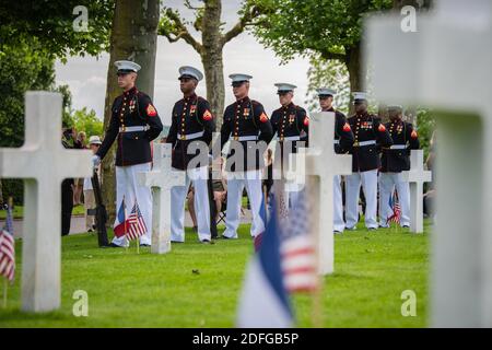 Handout Datei Foto vom 27. Mai 2018 von Marines mit dem Brennen Detail der 6. Marine Regiment bereit stehen während der Schlacht von Belleau Wood Centennial Zeremonie auf Aisne-Marne American Cemetery, Frankreich. Die Zeremonie erinnerte an das Opfer, das während des Ersten Weltkriegs gemacht wurde.Präsident Trump überließ angeblich seinen geplanten Besuch auf dem amerikanischen Friedhof Aisne-Marne in der Nähe von Paris im Jahr 2018, nachdem er die US-Soldaten, die während der Schlacht von Belleau Wood starben, als „Verlierer“ absetzte. Laut einem am Donnerstag veröffentlichten Bericht im Atlantik, Trumps Entschuldigungen von „der Hubschrauber konnte nicht fliegen“ und dass die Secret SE Stockfoto