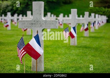 Handout-Datei Foto vom 26. Mai 2019 von amerikanischen und französischen Flaggen Welle vor Grabsteinen am Aisne-Marne Memorial in der Nähe von Belleau, Frankreich. Die Zeremonie erinnerte an den 101. Jahrestag der Schlacht von Belleau Wood, die zum ersten Mal im Ersten Weltkrieg für US-Streitkräfte in großem Stil gegen die deutsche Armee zu operieren. Präsident Trump überließ angeblich seinen geplanten Besuch auf dem amerikanischen Friedhof Aisne-Marne in der Nähe von Paris im Jahr 2018, nachdem er die US-Soldaten, die während der Schlacht von Belleau Wood starben, als „Verlierer“ entließ. Nach einem am Donnerstag veröffentlichten Bericht im Atlantik, Stockfoto