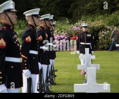 Handout Datei Foto vom 26. Mai 2019 von US-Marines mit 1. Bataillon, 5. Marine Regiment, 1. Marine Division Stand in Formation während der Aisne-Marne Memorial Day Zeremonie auf dem Aisne-Marne American Cemetery in der Nähe von Belleau, Frankreich. Die Zeremonie erinnerte an den 101. Jahrestag der Schlacht von Belleau Wood, die zum ersten Mal im Ersten Weltkrieg für US-Streitkräfte in großem Stil gegen die deutsche Armee zu operieren. Präsident Trump soll seinen geplanten Besuch auf dem amerikanischen Friedhof Aisne-Marne in der Nähe von Paris im Jahr 2018 übersprungen haben, nachdem er die US-Soldaten, die während der starben, entließ Stockfoto