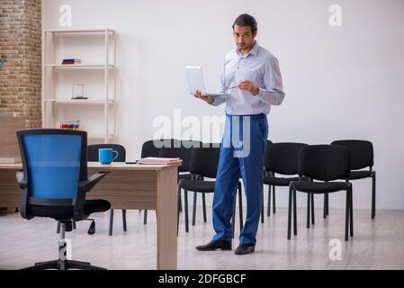 Junger Chef gibt Seminar im Büro während Pandemie Stockfoto