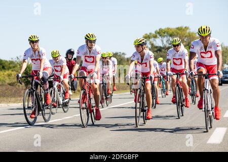 Des personnalités ont participé a l'étape du Coeur organisée par Mécénat Chirurgie Cardiaque entre Châtelaillon-Plage et lâ€™Île de Ré avant l'Etape officielle du Tour de France le 8 septembre 2020. La Directrice Générale de la Société Miss France Sylvie Tellier accompagnée de Miss France 2020 Clémence Botino, le Mannequin et aventurier, Laurent Maistret (Koh-Lanta/Danse avec les stars), l'aventurier Claude Dartois (Koh-Lanta), les sportifs Automne Pavia et Philippe Candeloro, les comédiens Philippe Lelièvre Héloîse Martin, Paul Belmondo et Sandy Hérib Stockfoto