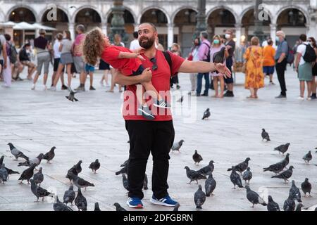 Touristen besuchen doges Stadt während der Coronavirus-Krise. Venedig, Italien am 08. September 2020. Für Einheimische, die an die geschätzten 30 Millionen Touristen gewöhnt sind, die jedes Jahr kommen, deren Anwesenheit es eine Herausforderung macht, die Rialtobrücke zu überqueren oder ein Foto der Seufzerbrücke zu machen, fühlt sich die Stadt leer an. Sichtbar vermisst werden Besucher aus den USA und China, unter anderem aus anderen Ländern, denen die Reise ins Land noch immer untersagt ist. Obwohl die Besucher heute mehr als Tauben und Möwen auf dem Markusplatz, und Hotels sind bei 40 bis 50 Prozent Kapazität, nach dem Bürgermeister, die Stadt ha Stockfoto