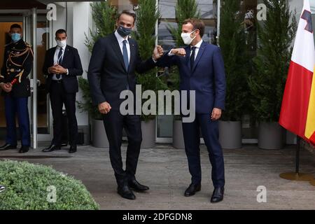 Der französische Präsident Emmanuel Macron begrüßt Griechenlands Premierminister Kyriakos Mitsotakis zur Plenarsitzung des siebten MED7-Gipfels der Mittelmeerländer am 10. September 2020 in Porticcio, Korsika. Foto von Stephane Le Mouton/POOL/ABACAPRESS.COM Stockfoto