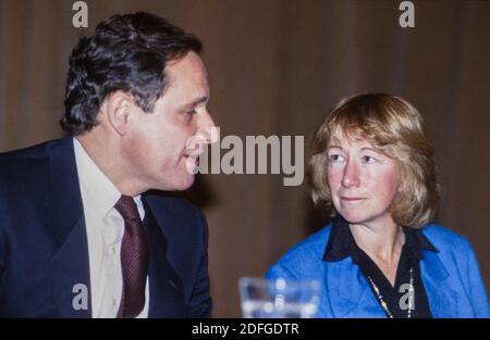 Datei Foto vom 14. Oktober 1987 des investigativen Journalisten Bob Woodward erscheint bei einem "Books and Authors Lunch" in Washington, DC, USA. In einem neuen Buch von Bob Woodward, das am Mittwoch, den 9. September 2020 enthüllt wurde, wird Trump zitiert, dass er wusste, dass COVID-19 bereits Ende Januar sehr tödlich war, aber absichtlich beschlossen hat, das Virus und die mögliche Pandemie für die amerikanische Öffentlichkeit herunterzuspielen. Foto von Photo by Ron Sachs/CNP/ABACAPRESS.COM Stockfoto