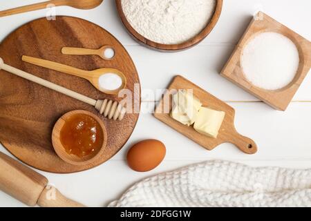 Schritt-für-Schritt-Rezept für herzförmige Kuchen. Backwaren. Butter Mehl Zucker Ei Honig Soda Salz. Flach liegend. Stockfoto