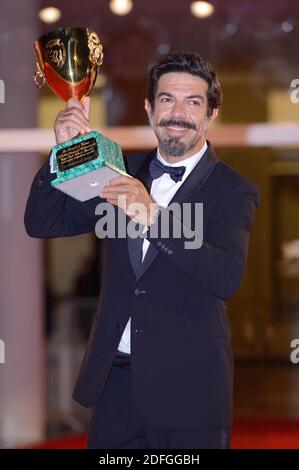 Pierfrancesco Favino posiert mit der Coppa Volpi als Bester Darsteller während der Gewinner des Roten Teppichs im Rahmen der 77. Internationalen Filmfestspiele Venedig am 12. September 2020 in Venedig, Italien. Foto von Aurore Marechal/ABACAPRESS.COM Stockfoto