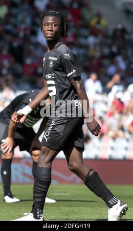 Eduardo Camavinga von Rennes in Aktion während des Fußballspiels Ligue 1 Nimes gegen Rennes am 13. September 2020 in Nimes, Frankreich. Camavinga, 17, hat mit seinen Leistungen in der Ligue 1 ins Auge gefasst und war in der letzten Saison an allen 25 – ab 24 – Ligaspielen seines Vereins beteiligt, um sie zur Champions-League-Qualifikation zu verhelfen. Der Mittelfeldspieler wurde dann der jüngste französische Nationalspieler seit über 100 Jahren, als er Anfang dieses Monats sein Debüt für Les Bleus in der Nations League gab. Eduardo Camavinga gab zu, dass er von Real Madrids Interesse geschmeichelt wurde, aber die Rennes Sensation bleibt Focu Stockfoto