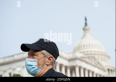 Der Komiker Jon Stewart spricht vor einer Pressekonferenz mit Reportern über die Gesetzgebung zur Unterstützung von Veteranen, die vor dem US-Kapitol in Washington, DC, USA, brennenden Gruben ausgesetzt sind, Dienstag, 15. September 2020. Foto von Rod Lampey/CNP/ABACAPRESS.COM Stockfoto