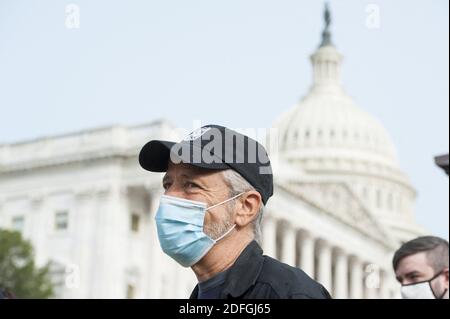 Der Komiker Jon Stewart spricht vor einer Pressekonferenz mit Reportern über die Gesetzgebung zur Unterstützung von Veteranen, die vor dem US-Kapitol in Washington, DC, USA, brennenden Gruben ausgesetzt sind, Dienstag, 15. September 2020. Foto von Rod Lampey/CNP/ABACAPRESS.COM Stockfoto