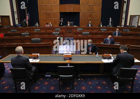 WASHINGTON, DC – SEPTEMBER 17: Ein Sitz am Zeugentisch für den amtierenden Heimatsicherheitsminister Chad Wolf bleibt leer, nachdem er es versäumt hat, für eine Anhörung des Heimatschutzausschusses des Hauses mit Christopher Miller (L), Direktor des Nationalen Terrorismuszentrums, und Christopher Wray, Direktor des Federal Bureau of Investigation, im Bürogebäude des Rayburn House aufzutreten Am Capitol Hill 17. September 2020 in Washington, DC. Die Geheimdienstbeamten sagten über "weltweite Bedrohungen für das Heimatland" aus. Ein Bericht des Government Accountability Office im August fand heraus, dass Wolfs Ernennung durch den Trump Adminis erfolgt ist Stockfoto