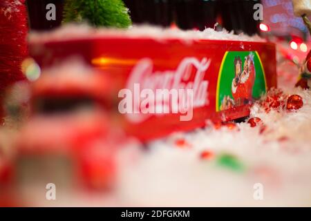 Augusta, GA USA - 12 04 20: Coca Cola Ferienszene mit einem Kokswagen Nahaufnahme auf Seitenbild Stockfoto