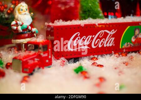 Augusta, GA USA - 12 04 20: Coca Cola Ferienszene mit einem Kokswagen aus nächster Nähe Stockfoto