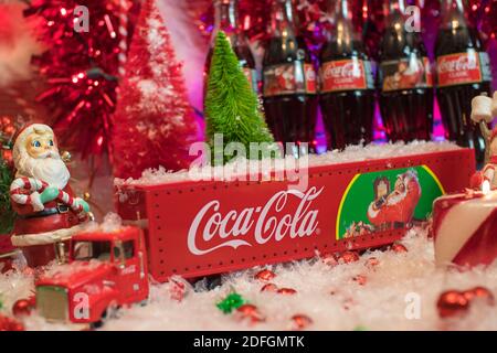 Augusta, GA USA - 12 04 20: Coca Cola Ferienszene mit einem Kokswagen Stockfoto