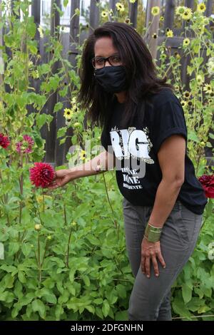 Audrey Pulvar, adjointe a la Maire de Paris, en Charge de l'agriculture lors de l'inauguration des Murs à Fleurs : Production de fleurs locales a Montreuil, France, le 19 Septembre 2020. Foto von Jerome Domine/ABACAPRESS.COM Stockfoto