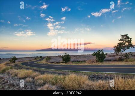 Blick auf Lanai von einer Kurve in einer Straße auf Maui. Stockfoto