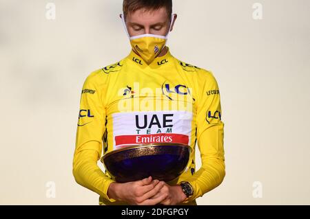 Handout. Tour de France Sieger Slowenisch Tadej Pogacar von UAE Team Emirates auf dem Podium nach der letzten Etappe der 107. Ausgabe der Tour de France Radrennen, 122 km von Mantes-la-Jolie nach Paris, in Frankreich, Sonntag 20 September 2020. Foto von Pauline Ballet/ASO via ABACAPRESS.COM Stockfoto