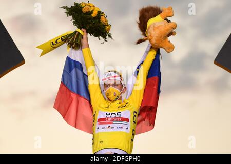 Handout. Tour de France Sieger Slowenisch Tadej Pogacar von UAE Team Emirates auf dem Podium nach der letzten Etappe der 107. Ausgabe der Tour de France Radrennen, 122 km von Mantes-la-Jolie nach Paris, in Frankreich, Sonntag 20 September 2020. Foto von Pauline Ballet/ASO via ABACAPRESS.COM Stockfoto