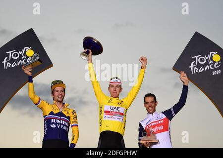 Handout. L-R, zweiter Primoz Roglic vom Team Jumbo - Visma , Sieger des Gelben Trikots Slowene Tadej Pogacar vom UAE Team Emirates und Dritter Richie Porte of Trek - Segafredo, feiern auf dem Podium nach der letzten Etappe der 107. Ausgabe des Radrennens Tour de France, 122 km von Mantes-la-Jolie nach Paris, in Frankreich, Sonntag, 20. September 2020. Die diesjährige Tour de France wurde aufgrund der weltweiten Covid-19-Pandemie verschoben. Das Rennen 2020 beginnt am Samstag, den 29. August in Nizza und endet am 20. September. Foto von Pauline Ballet/ASO via ABACAPRESS.COM Stockfoto