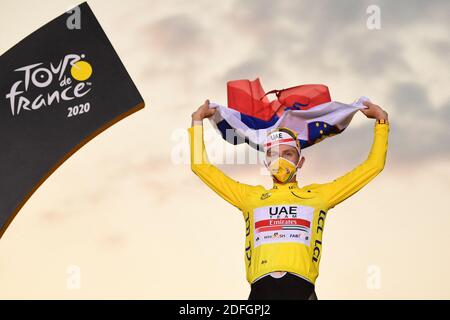 Handout. Tour de France Sieger Slowenisch Tadej Pogacar von UAE Team Emirates auf dem Podium nach der letzten Etappe der 107. Ausgabe der Tour de France Radrennen, 122 km von Mantes-la-Jolie nach Paris, in Frankreich, Sonntag 20 September 2020. Foto von Pauline Ballet/ASO via ABACAPRESS.COM Stockfoto