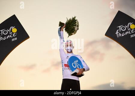 Handout. Tour de France Sieger Slowenisch Tadej Pogacar von UAE Team Emirates auf dem Podium nach der letzten Etappe der 107. Ausgabe der Tour de France Radrennen, 122 km von Mantes-la-Jolie nach Paris, in Frankreich, Sonntag 20 September 2020. Foto von Pauline Ballet/ASO via ABACAPRESS.COM Stockfoto