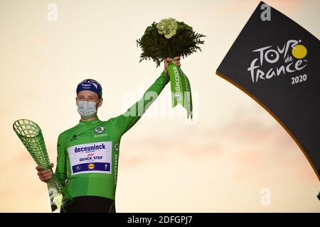 Handout. Tour de France grüne Jacke Sam Bennett auf dem Podium nach der letzten Etappe der 107. Ausgabe der Tour de France Radrennen, 122 km von Mantes-la-Jolie nach Paris, in Frankreich, Sonntag, 20. September 2020. Foto von Pauline Ballet/ASO via ABACAPRESS.COM Stockfoto