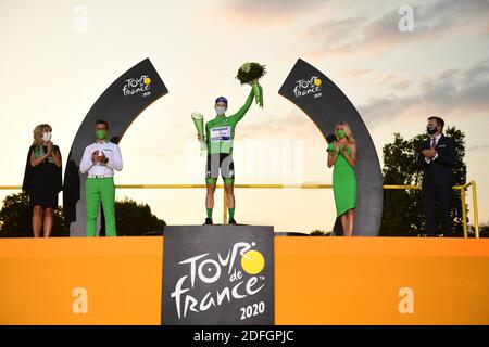 Handout. Tour de France grüne Jacke Sam Bennett auf dem Podium nach der letzten Etappe der 107. Ausgabe der Tour de France Radrennen, 122 km von Mantes-la-Jolie nach Paris, in Frankreich, Sonntag, 20. September 2020. Foto von Pauline Ballet/ASO via ABACAPRESS.COM Stockfoto