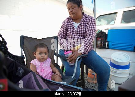 Karina Amaya, 42, verlor zu Beginn der Coronavirus-Pandemie ihren Job und begann, wieder an die Arbeit zu gehen und Getränke, Burritos und Masken zu verkaufen. Sie kümmert sich um ein 9 Monate altes Baby, während sie am Freitag, den 18. September 2020 in Tijuana, Baja California, Mexiko, bei einem "sobre ruedas"-Straßentauschtreffen im Fracionamiento Natura ist. Foto von Alejandro Tamayo/The San Diego Union-Tribune/TNS/ABACAPRESS.COM Stockfoto